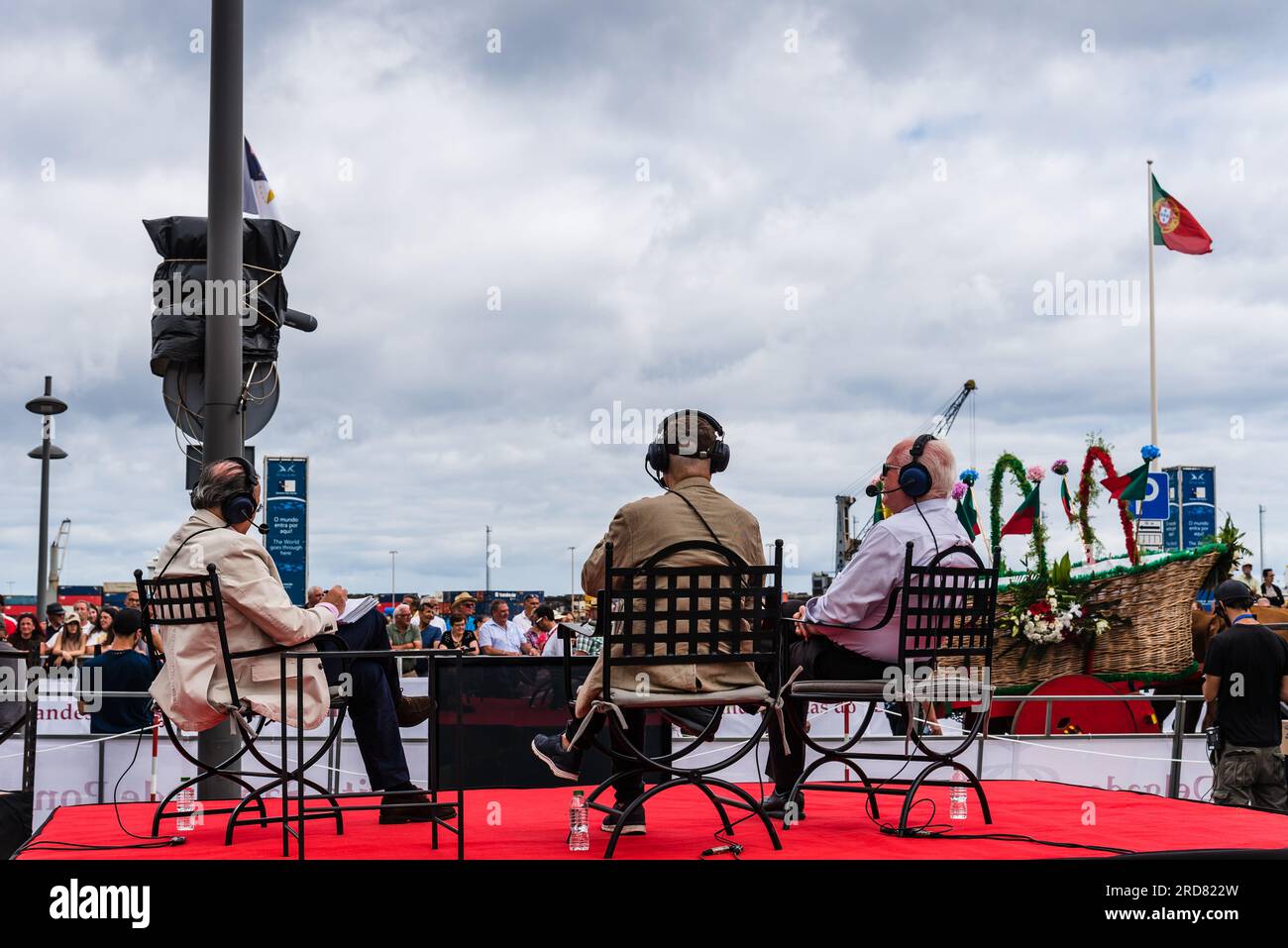 Ponta Delgada, Portugal - 9. Juli 2023: Ethnografische Parade während des Heiligen Geistes-Festivals. Traditioneller Urlaub auf den Azoren Stockfoto