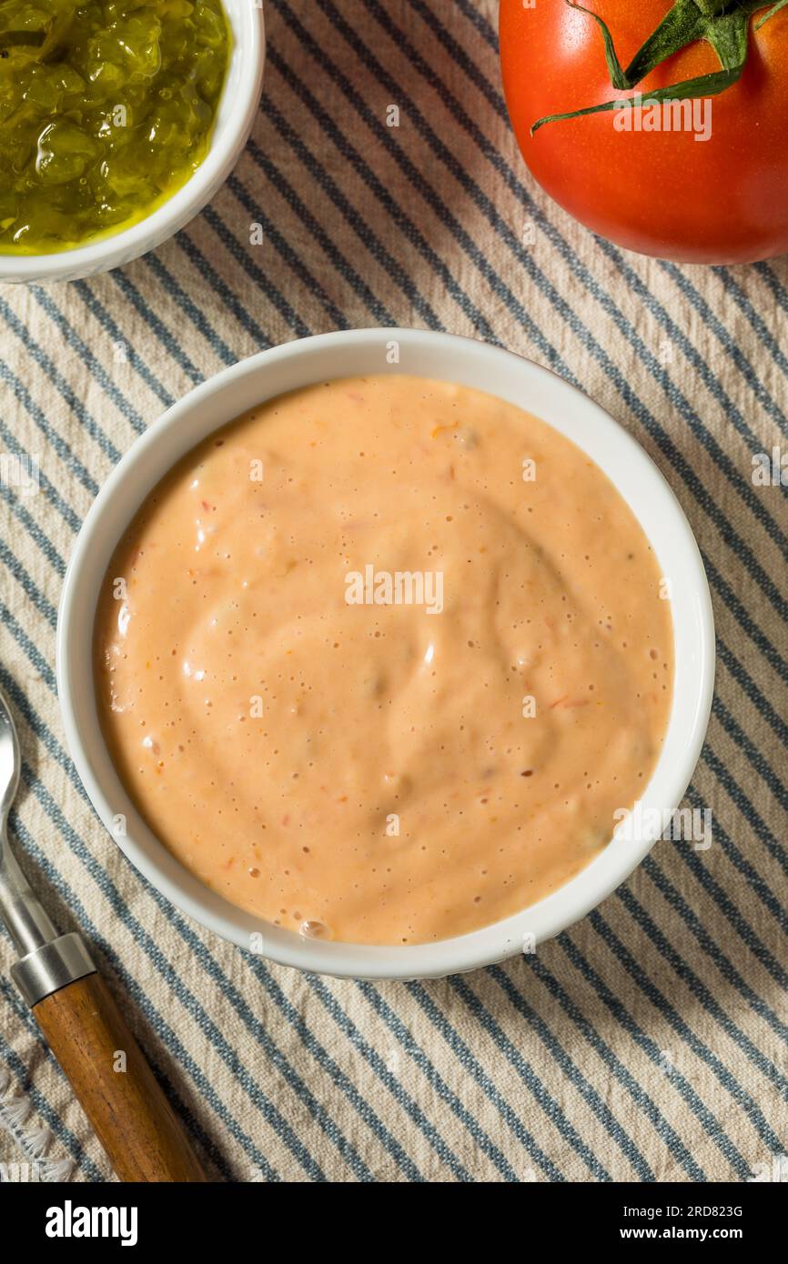 Hausgemachtes russisches Thousand Island Dressing mit Tomaten Stockfoto