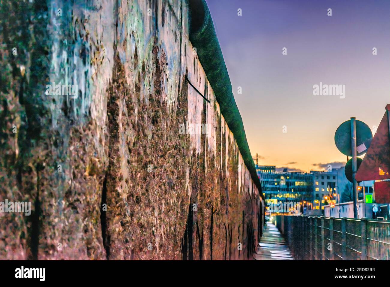 Überreste der Berliner Mauer nachts beleuchteter öffentlicher Park Berliner Mauer. Die Mauer trennte West von Ostberlin der DDR. von 1961 bis 1989 bis Preven Stockfoto