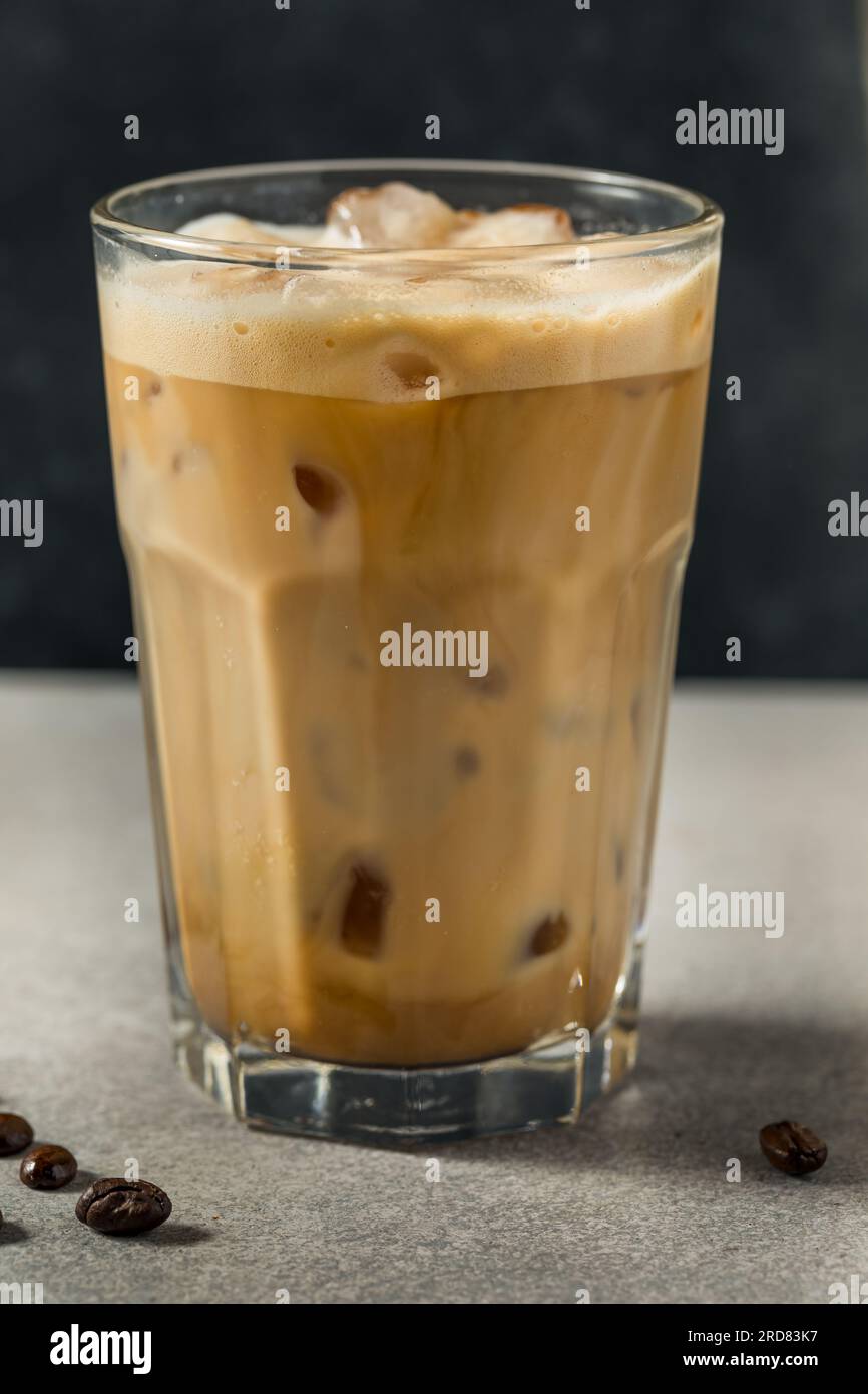 Cold Shake Oatmilk Latte mit Eis im Glas Stockfoto