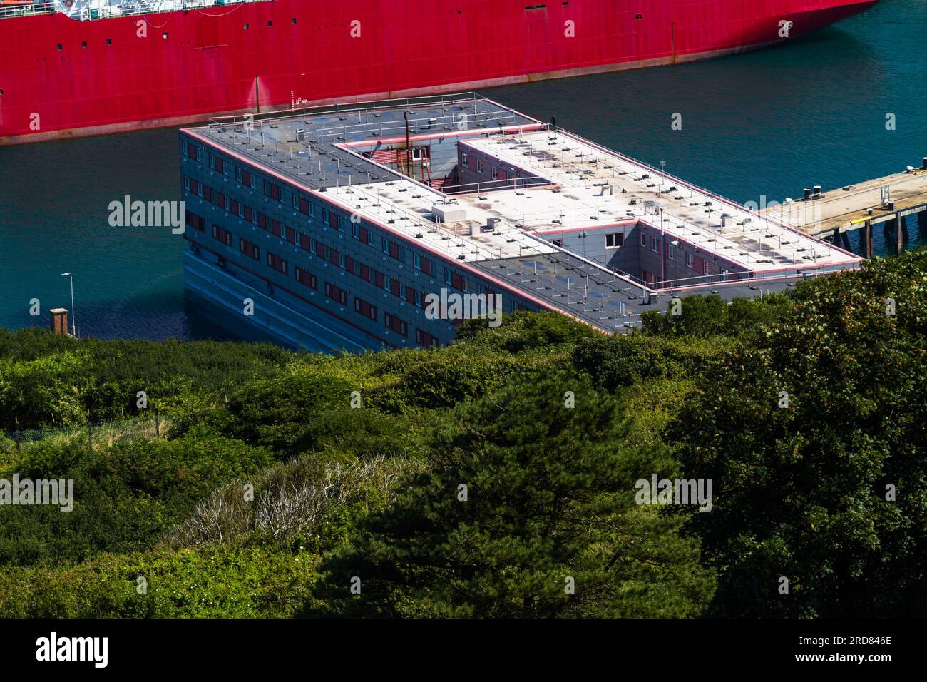 PORTLAND, ENGLAND – JULI 20 2023: Bibby Stockholm Barge legte nach der Ankunft am Vortag an Land an. Um 500 britische Asylbewerber unterzubringen. Nach Portland, Weymou Stockfoto