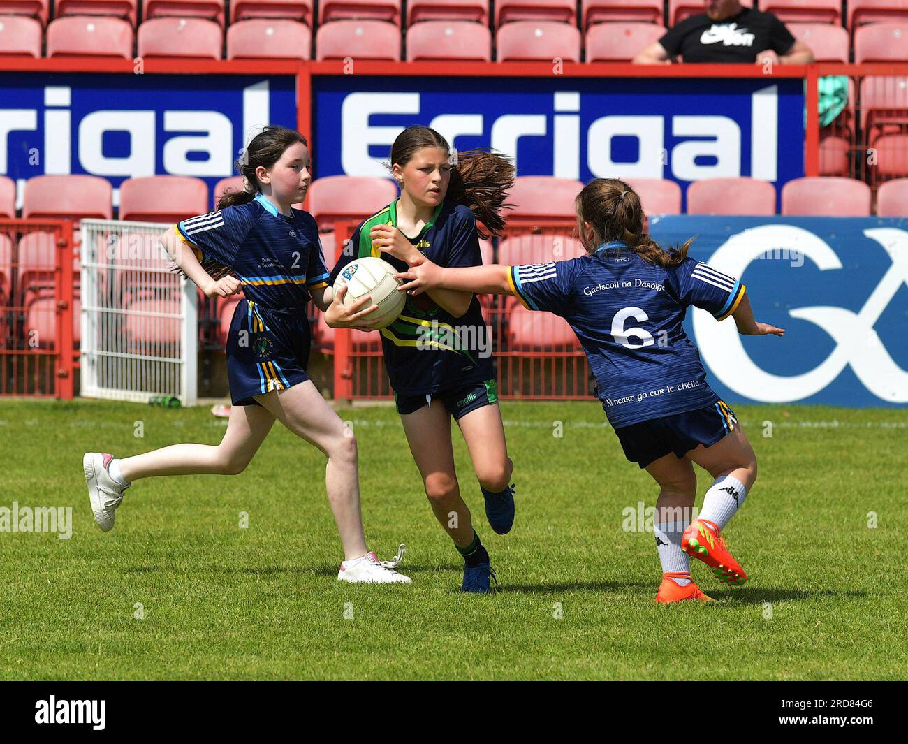 Mädchen treten in den Derry Primary Schools in den Gaelic Football Finals 2023 in Derry, Nordirland, gegeneinander an. Foto: George Sweeney/Alamy Stock Photo Stockfoto