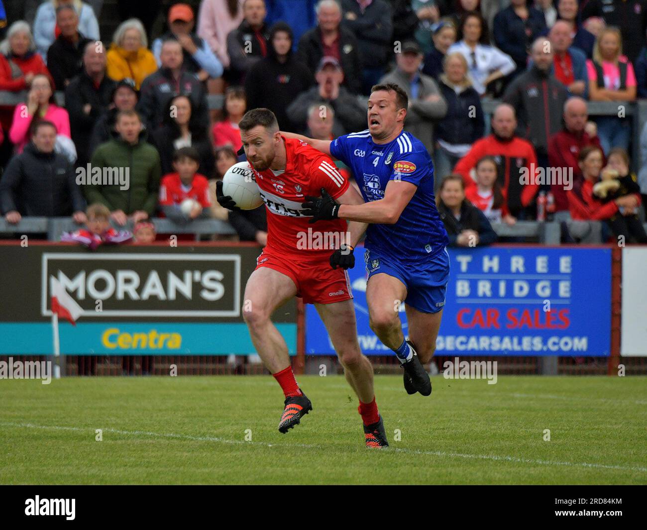 Ryan Wylie von Monaghan kämpft mit Niall Loughlin von Derry während ihres Allianz-Ligaspieles in Celtic Park, Derry. Foto: George Sweeney/Alamy Stock Photo Stockfoto