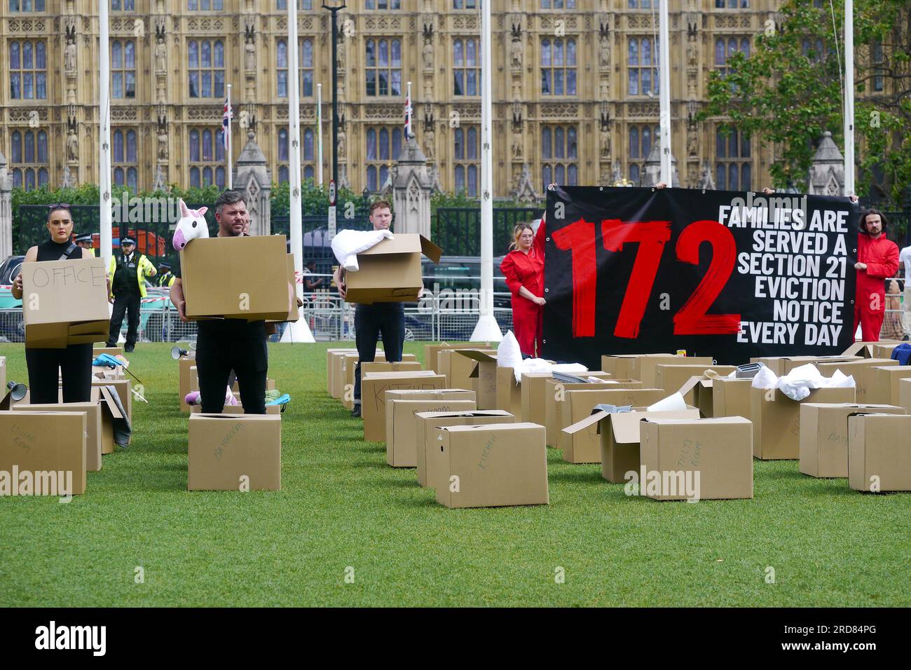 London, Großbritannien. 19. Juli 2023. Insgesamt werden 172 Privatfamilien in England pro Tag mit einer fehlerfreien Zwangsräumung von ihrem Vermieter versorgt, wie eine Umfrage ergab. Diese Pappkartons repräsentieren ihr Leben. Kredit: JOHNNY ARMSTEAD/Alamy Live News Stockfoto