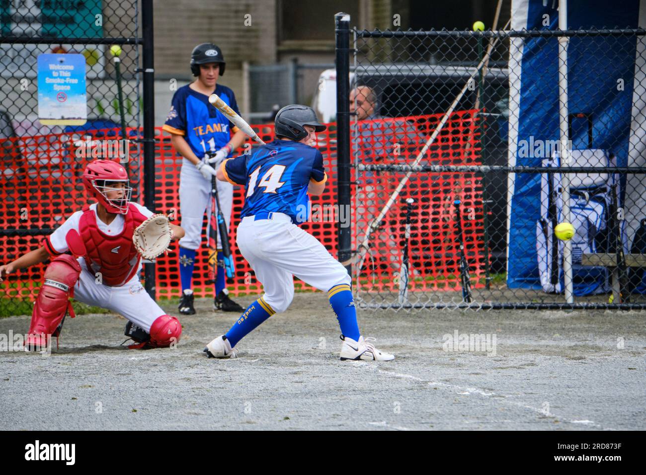 NAIG 2023 Softball-Turnier – U19 männliche Nr. 14 des British Columbia Teams am Ball mit ankommendem Ball. Halifax Juli 2023 Stockfoto