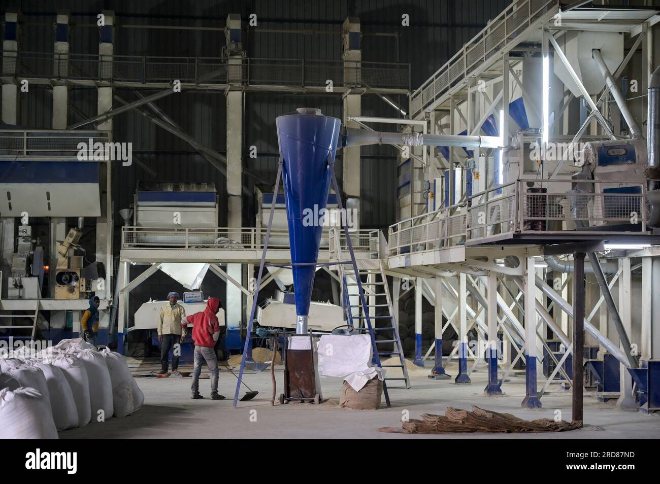 INDIEN, Punjab, Kapurthala, Reismühle, Verarbeitung von Basmati und anderen Reissorten / INDIEN, Punjab, Reismühle, Verarbeitung von Basmati und andere Reissorten Stockfoto