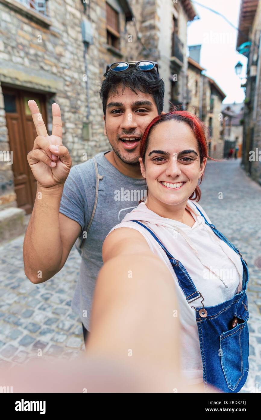 Selfie eines jungen Paares, das ländlichen Tourismus in einem Bergdorf macht. Urlaub und Sommerurlaub im Freien in Huesca, Spanien Stockfoto