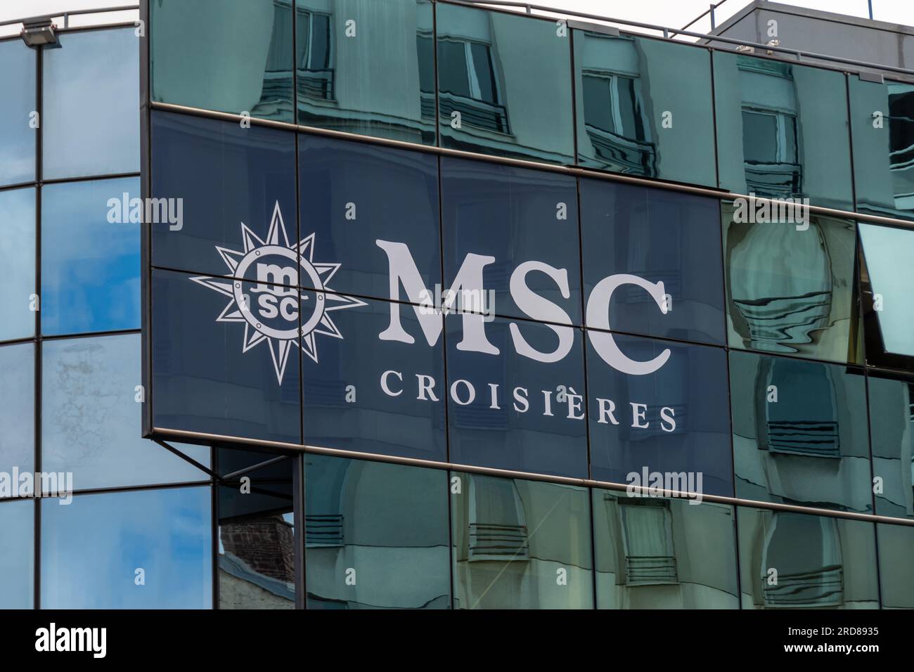 Schild und Logo am Hauptsitz von MSC Croisières France, einem Kreuzfahrtunternehmen, das sich auf Kreuzfahrten, Fähren und Touristenschifffahrt spezialisiert hat Stockfoto