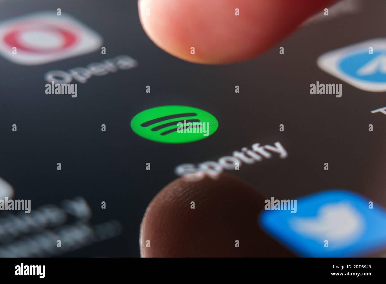 Oviedo, Spanien – 04. Juli 2023: Spotify Logo-App auf dem mobilen Bildschirm Nahaufnahme mit dem Finger. Globaler Musik-Streaming-Service Stockfoto