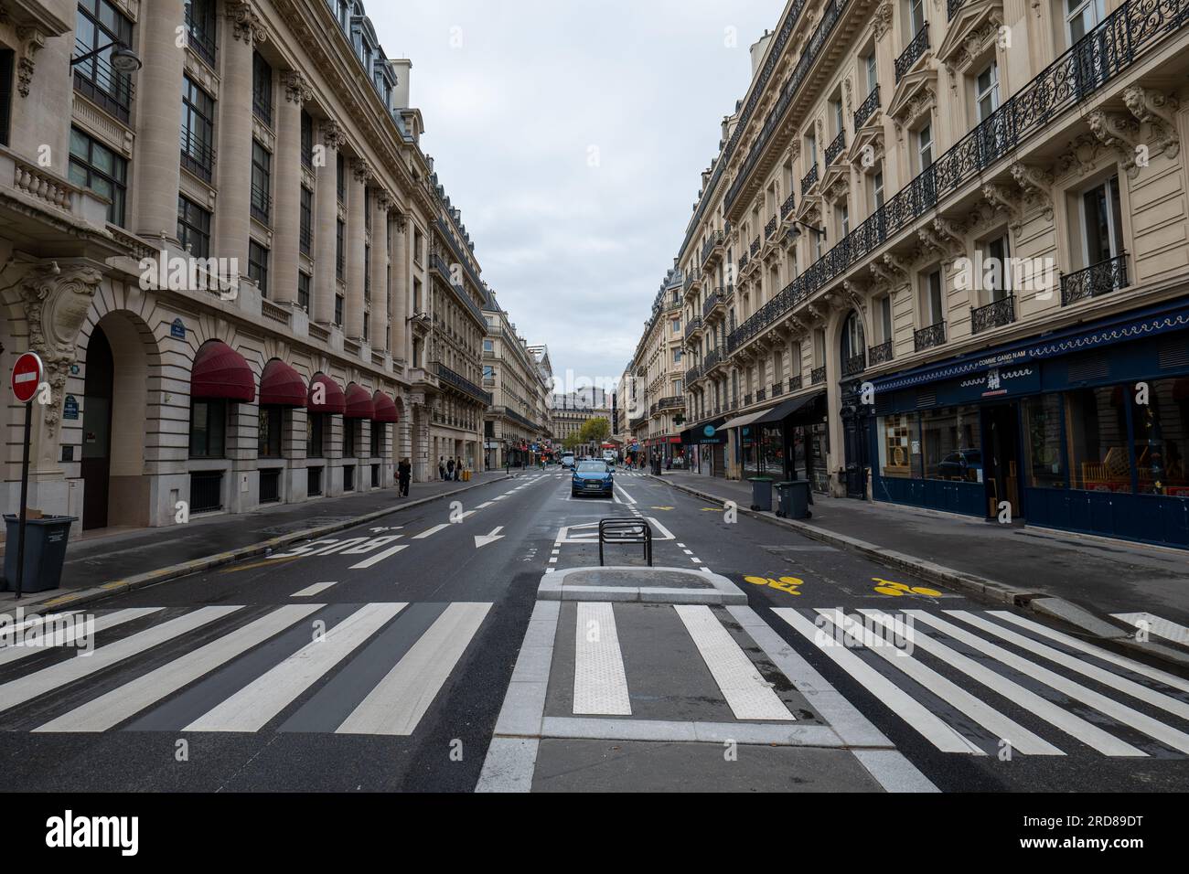 Paris, Île-de-France, Frankreich - 1. Oktober 2022: Wunderschöne Lafayette-Straße mit klassischer Architektur und leichtem Verkehr früh an einem grauen Morgen Stockfoto