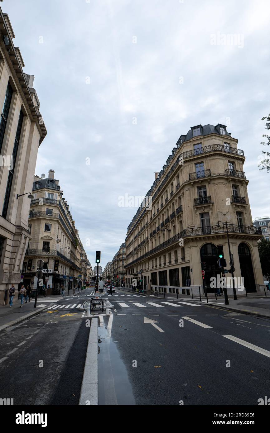 Paris, Île-de-France, Frankreich - 1. Oktober 2022: Wunderschöne klassische Architekturgebäude in der Lafayette Street mit leichtem Verkehr früh in einem grauen Mor Stockfoto