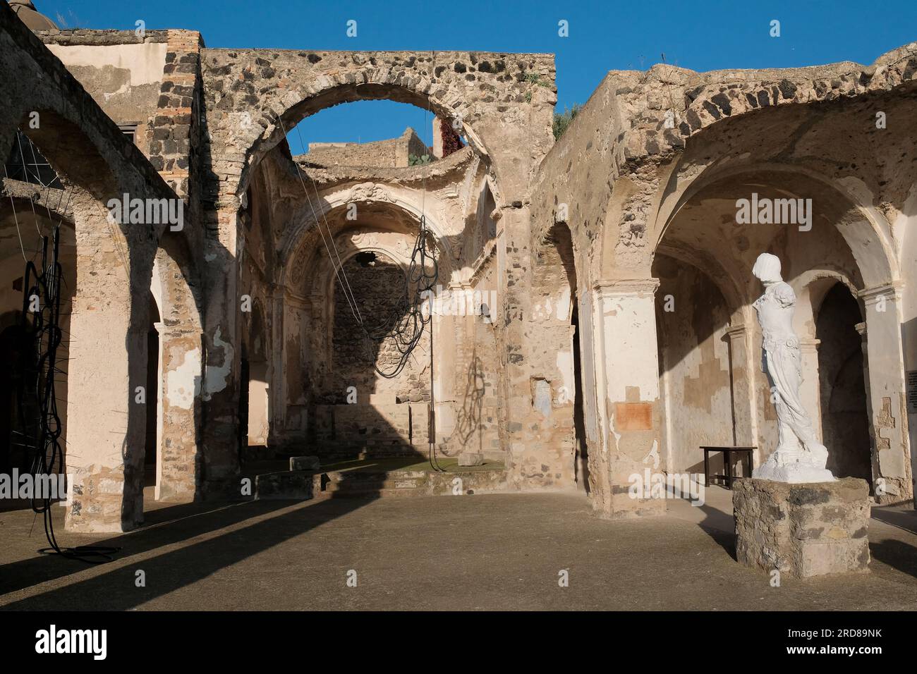 Kathedrale unserer Lieben Frau zur Himmelfahrt des berühmten Aragonesischen Schlosses nahe der Insel Ischia, am nördlichen Ende des Golfs von Neapel, Italien. Stockfoto
