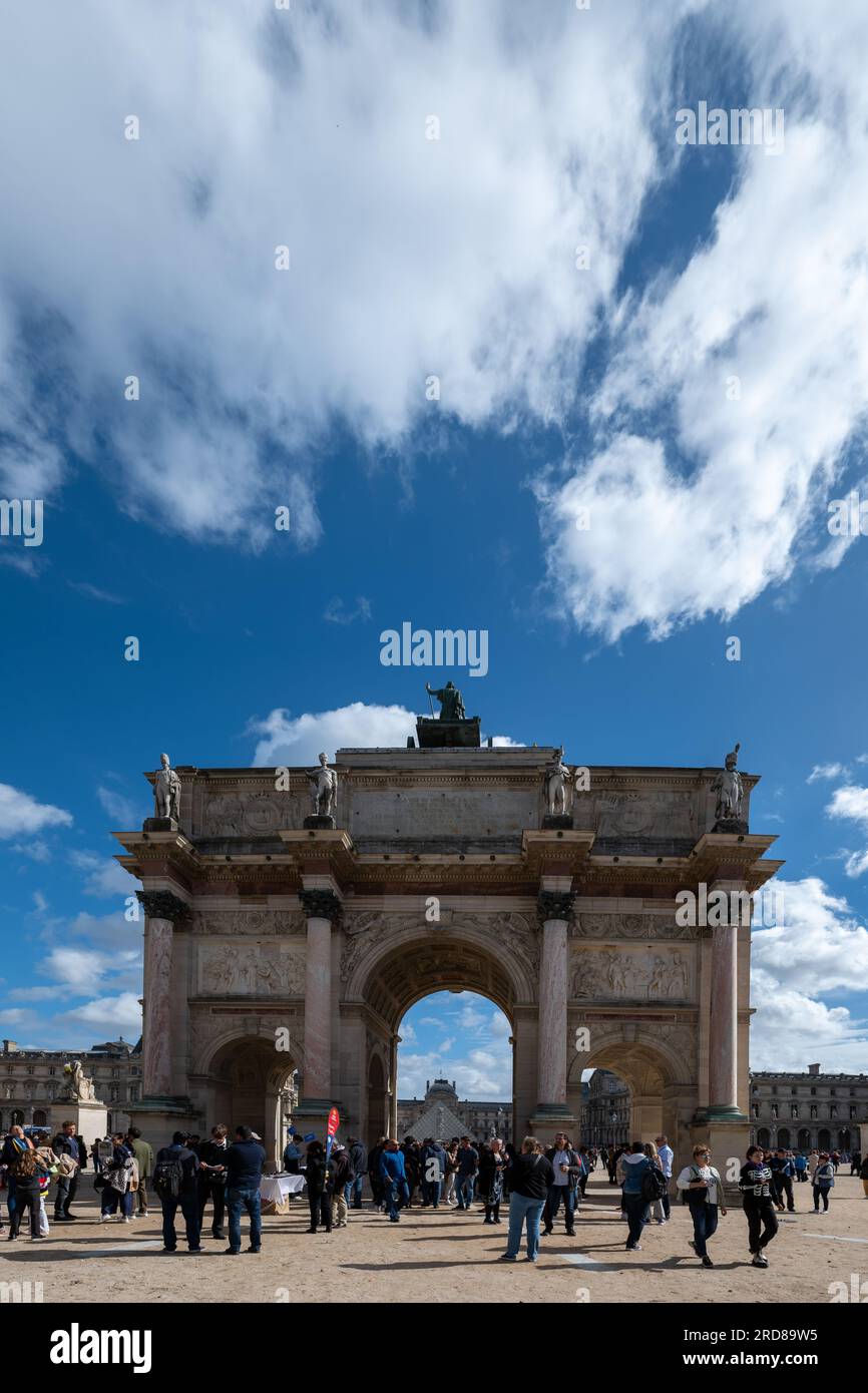 Paris, Île-de-France, Frankreich - 1. Oktober 2022: Mehrere Touristen rund um den Arc de Triomphe du Carrousel mit Statuen oben vor dem Louvres M. Stockfoto