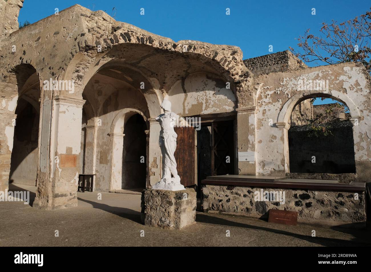 Kathedrale unserer Lieben Frau zur Himmelfahrt des berühmten Aragonesischen Schlosses nahe der Insel Ischia, am nördlichen Ende des Golfs von Neapel, Italien. Stockfoto