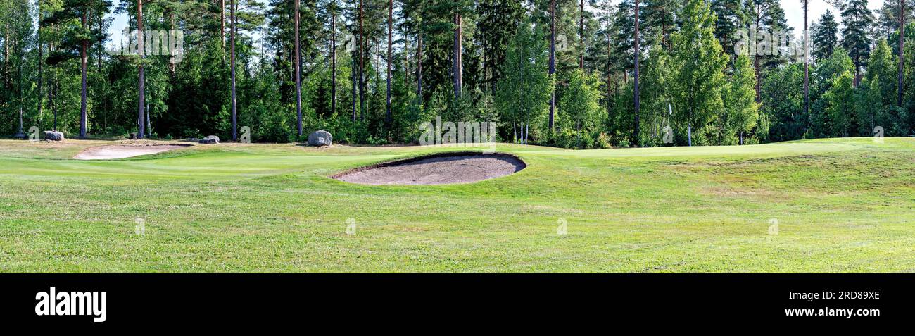 Golfplatz mit Sandbunkern am Rande eines Waldes in der Nähe von Vimmerby in der Region Kalmar län (Smaland), Schweden Stockfoto