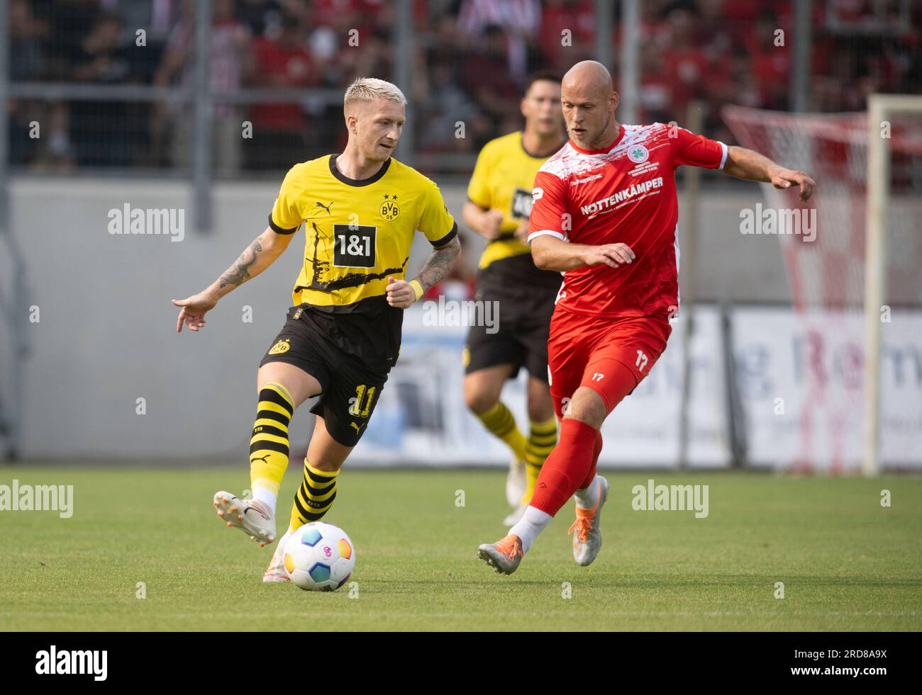 Oberhausen, Deutschland. 19. Juli 2023. Fußball: Bundesliga, Testspiele, Rot-Weiß Oberhausen - Borussia Dortmund im Stadion Niederrhein: Dortmunds Marco Reus (l) und Manfredas Ruzgis von Oberhausen in Aktion. Kredit: Bernd Thissen/dpa/Alamy Live News Stockfoto