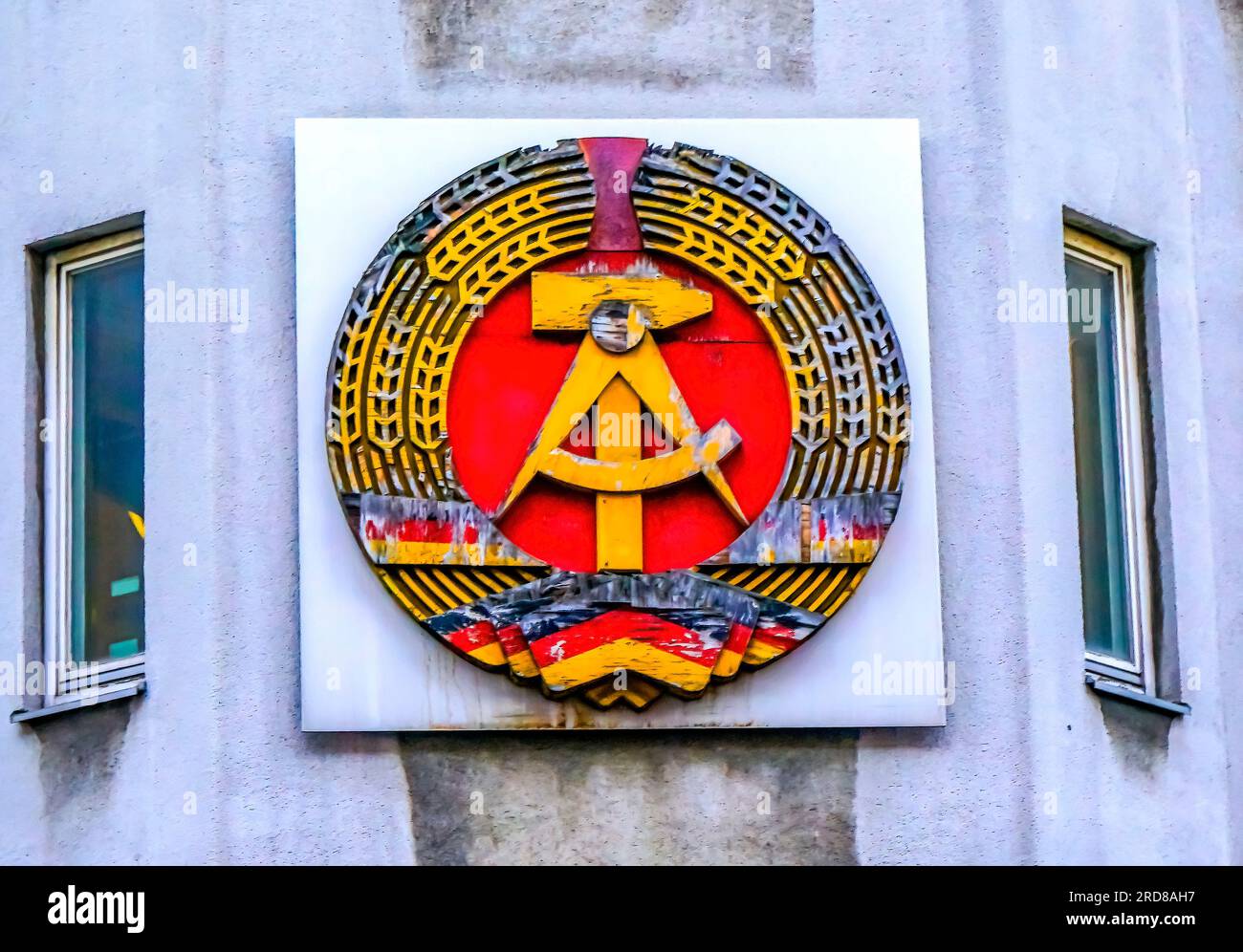 Altes Nationallogo Ostdeutschland Checkpoint Charlie Berlin Deutschland. Hammer Workers' Symbol Compass Intelligensa Symbol und Rye Ring Farmers Symbol. Also Stockfoto