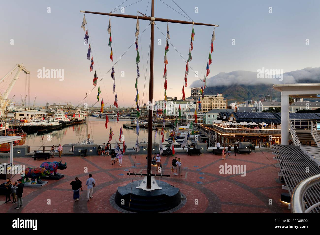 Victoria und Alfred Ufer und Hafen bei Sonnenuntergang, Kapstadt, Südafrika, Afrika Stockfoto