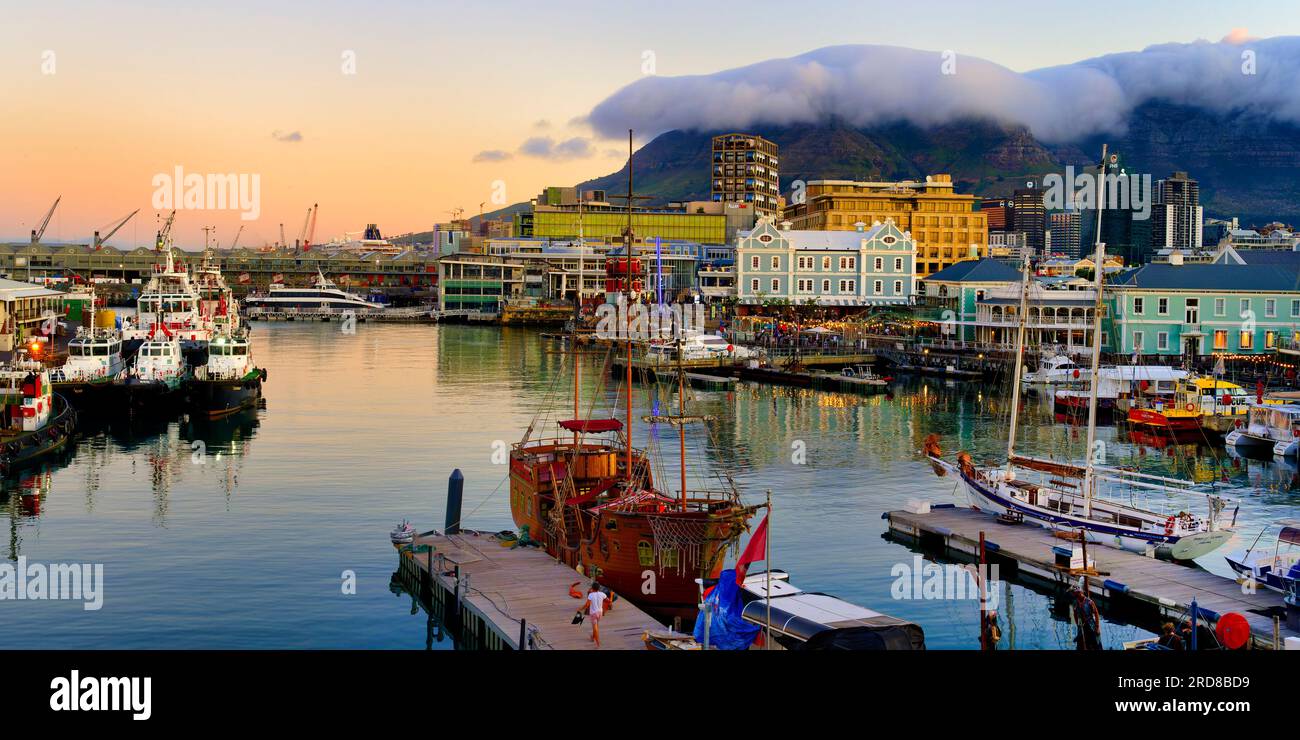 Victoria und Alfred Waterfront und Hafen bei Sonnenuntergang, Kapstadt, Südafrika, Afrika Stockfoto