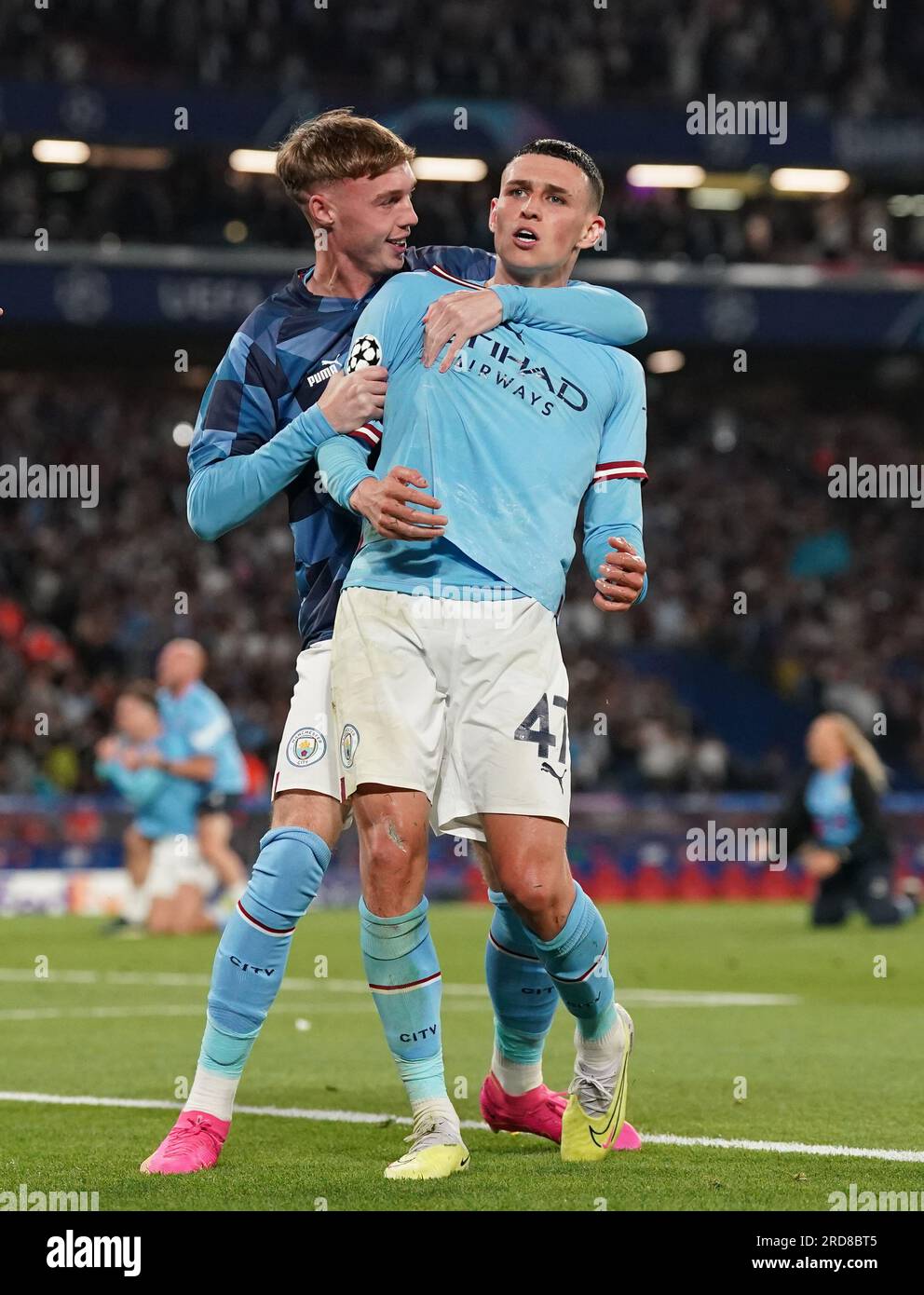 Manchester Citys Phil Foden feiert mit Teamkollegen Cole Palmer die letzte Partie, nachdem er Inter Mailand im UEFA Champions League-Finale im Atatürk-Olympiastadion, Istanbul, geschlagen hat. Foto: Samstag, 10. Juni 2023. PA Story FUSSBALL-Finale anzeigen. Das Foto sollte lauten: Nick Potts/PA Wire. EINSCHRÄNKUNGEN: Verwendung unterliegt Einschränkungen. Nur redaktionelle Verwendung, keine kommerzielle Verwendung ohne vorherige Zustimmung des Rechteinhabers. Stockfoto