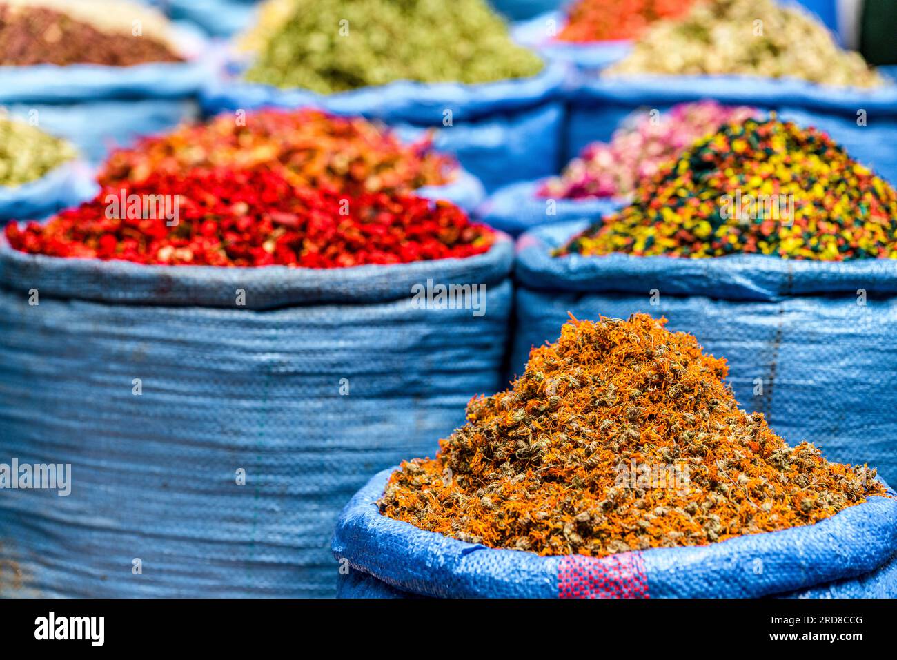 Gewürze und Kräuter zum Verkauf im Souk von Marrakesch, Marokko, Nordafrika, Afrika Stockfoto