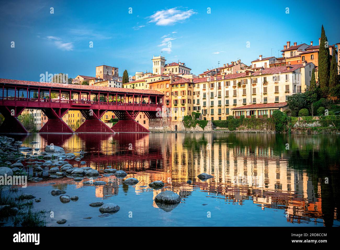 Sonnenuntergang über der berühmten Brücke Ponte Vecchio im Fluss Brenta, Bassano Del Grappa, Provinz Vicenza, Veneto, Italien, Europa Stockfoto