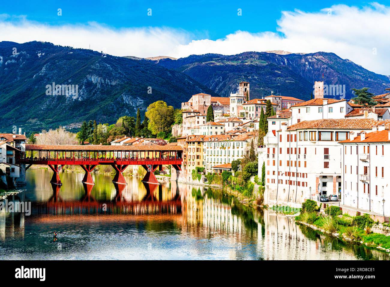 Historische Gebäude und Ponte Degli Alpini, die sich im Fluss Brenta, Bassano Del Grappa, der Provinz Vicenza, Veneto, Italien, Europa Stockfoto