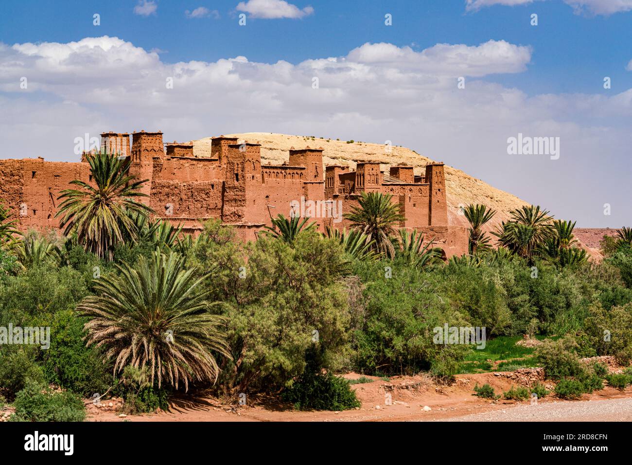 Alte Burg am Fuße des Atlasgebirges, erbaut mit rotem Schlammziegel im Ksar von Ait Ben Haddou, UNESCO-Weltkulturerbe, Provinz Ouarzazate, Marokko Stockfoto