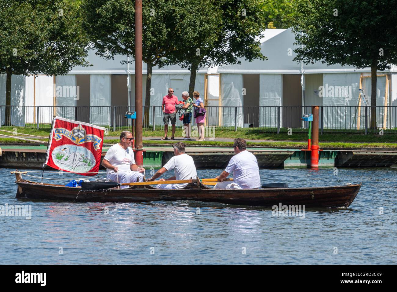 19. Juli 2023. Die Ruderboote, die an der alljährlichen Swan-Upping-Veranstaltung auf der Themse teilnahmen, erreichten heute die Stadt Henley-on-Thames in Oxfordshire, England. Die Teilnehmer aus den anbetungswürdigen Gulden der Färber und Winzer und der Schwanenauflage des Königs hielten zum Mittagessen im Leander Club. Stockfoto