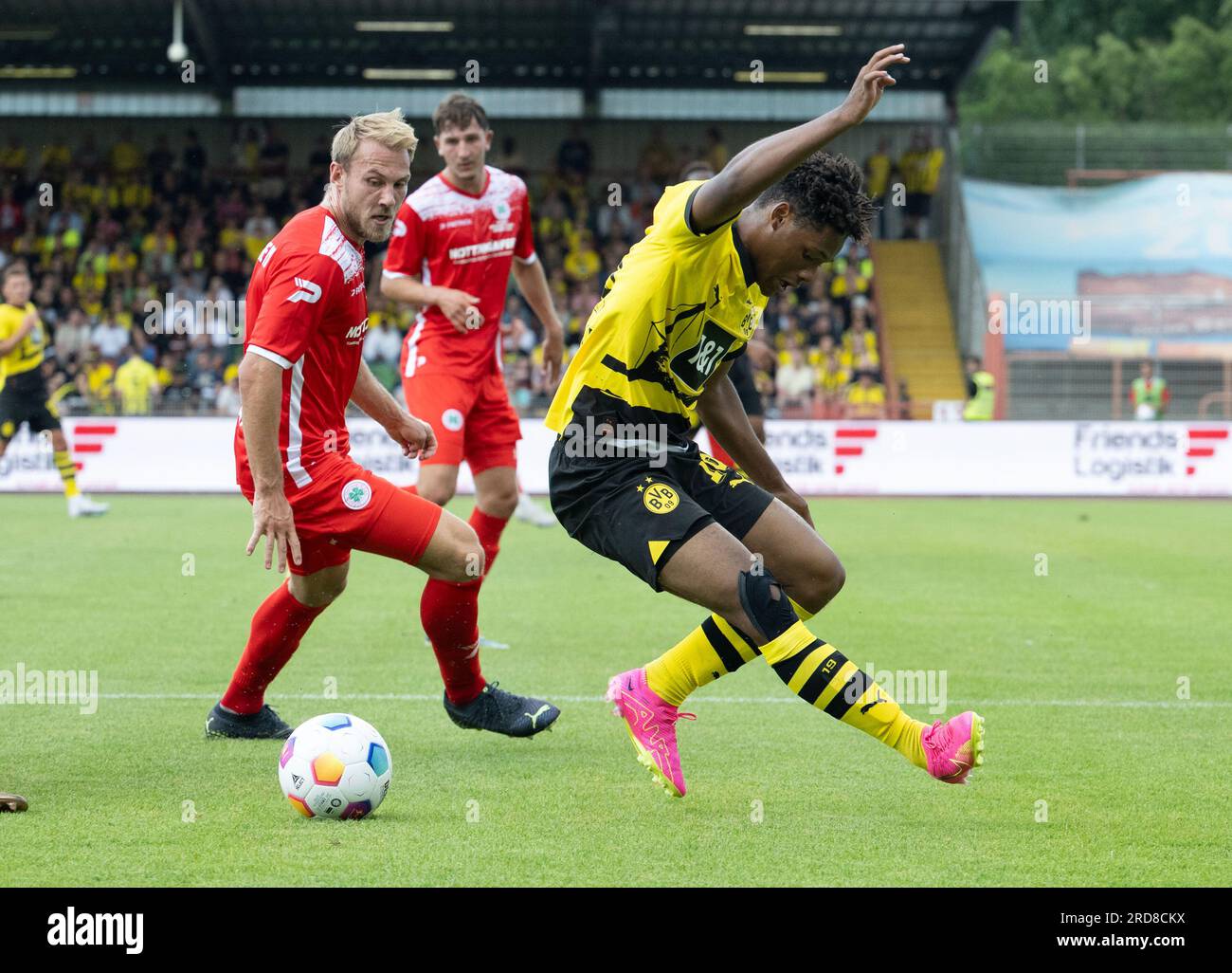 Oberhausen, Deutschland. 19. Juli 2023. Fußball: Bundesliga, Testspiele, Rot-Weiß Oberhausen - Borussia Dortmund im Stadion Niederrhein: Dortmunds Julien Duranville (r) und Pierre Fassnacht von Oberhausen in Aktion. Kredit: Bernd Thissen/dpa/Alamy Live News Stockfoto