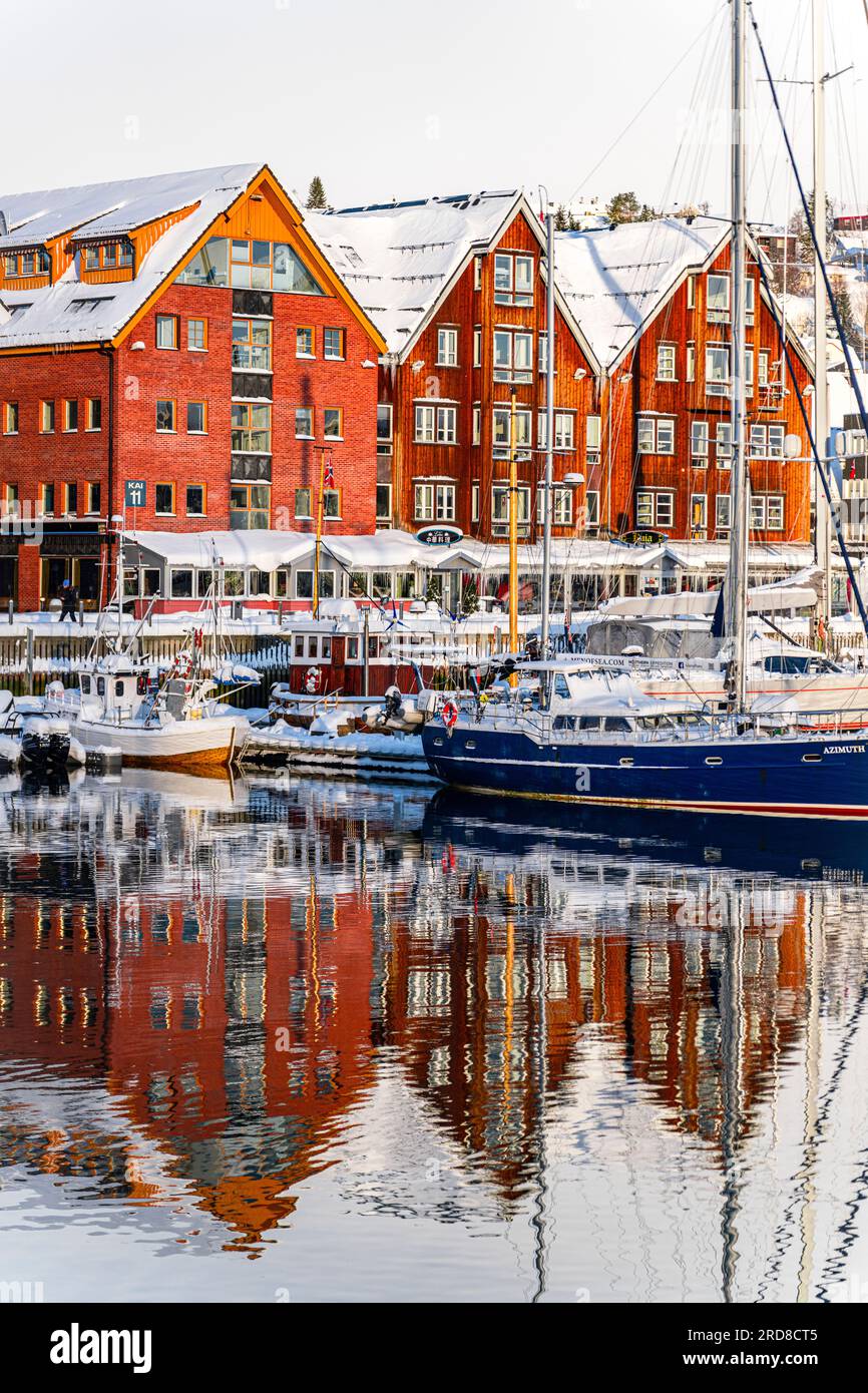 Farbenfrohe Häuser am Hafen, die sich bei Sonnenaufgang im kalten Meer spiegeln, Tromso, Norwegen, Skandinavien, Europa Stockfoto
