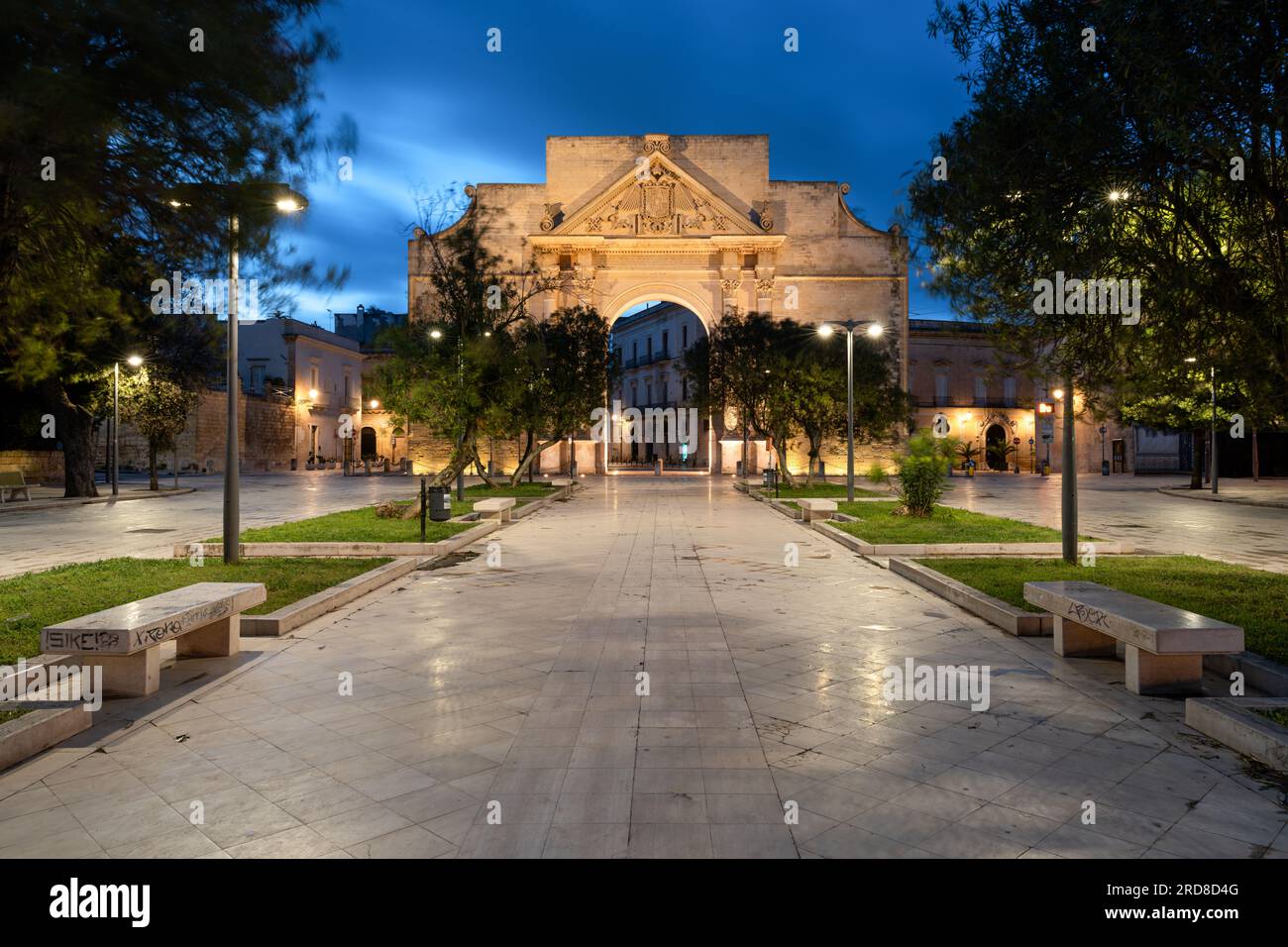 Porta Napoli um Blue Hour, Lecce, Apulien, Italien, Europa Stockfoto
