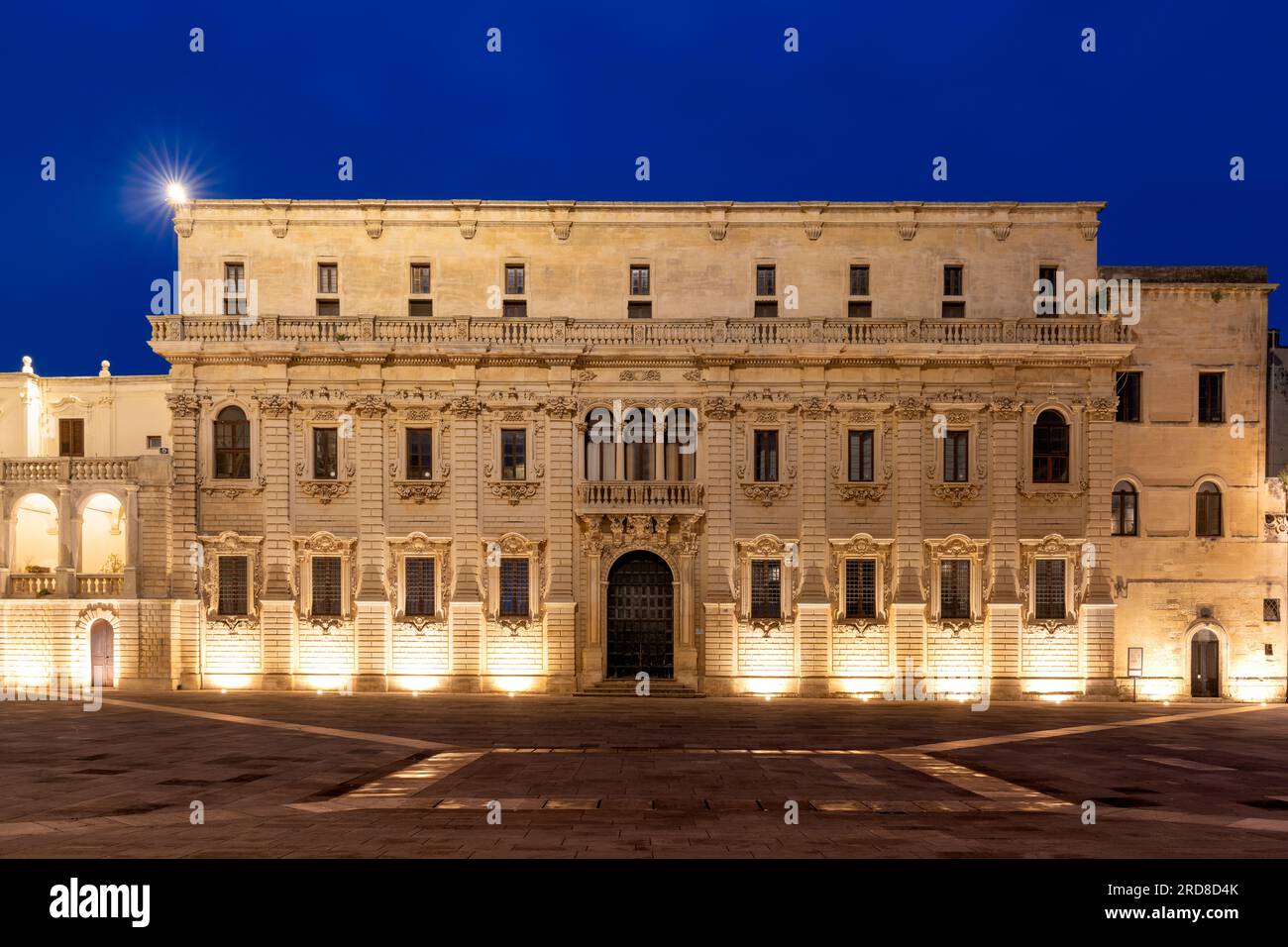Palast auf dem Platz Piazza del Duomo von Lecce zur Blue Hour, Salento, Apulien, Italien, Europa Stockfoto
