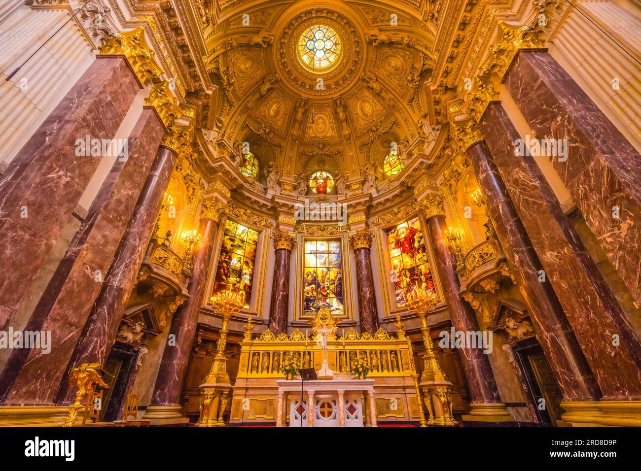 Altar-Buntglaskathedrale Berliner Dom Berlin Deutschland. Die größte protestantische Kirche Deutschlands. Erbaut zwischen 1894 und 1905 für Kaise Stockfoto