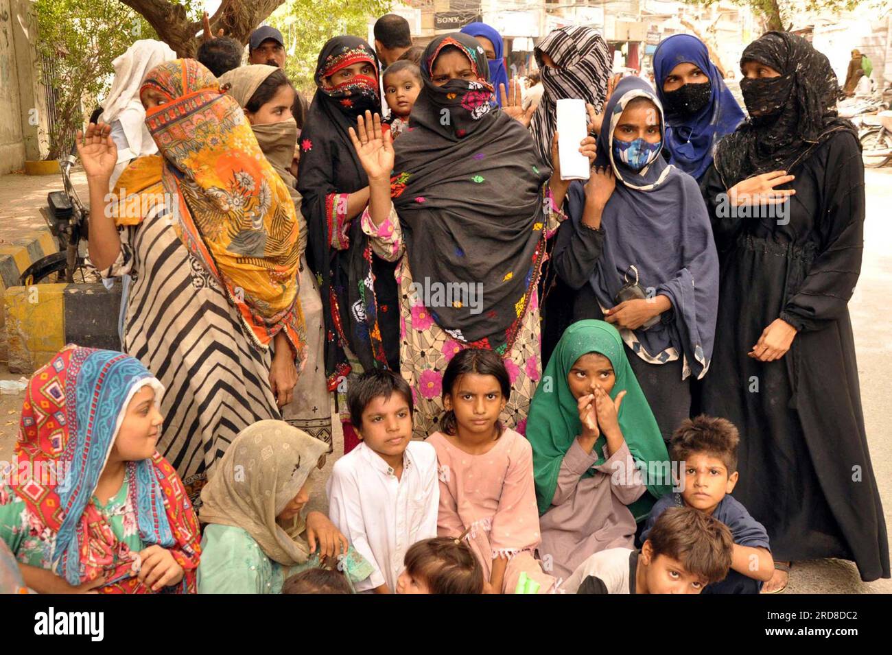 Hyderabad, Pakistan, 19. Juli 2023. Die Bewohner von Teen Number Talab halten Protestdemonstration gegen die große Händigkeit der Zufluss-Leute, im Hyderabad Presseclub am Mittwoch, den 19. Juli 2023. Stockfoto