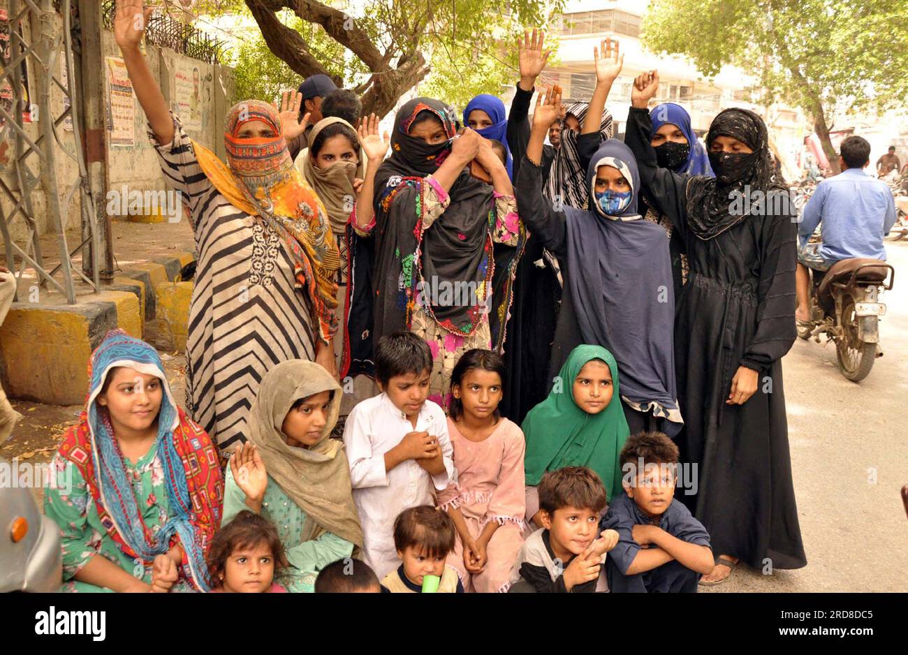 Hyderabad, Pakistan, 19. Juli 2023. Die Bewohner von Teen Number Talab halten Protestdemonstration gegen die große Händigkeit der Zufluss-Leute, im Hyderabad Presseclub am Mittwoch, den 19. Juli 2023. Stockfoto