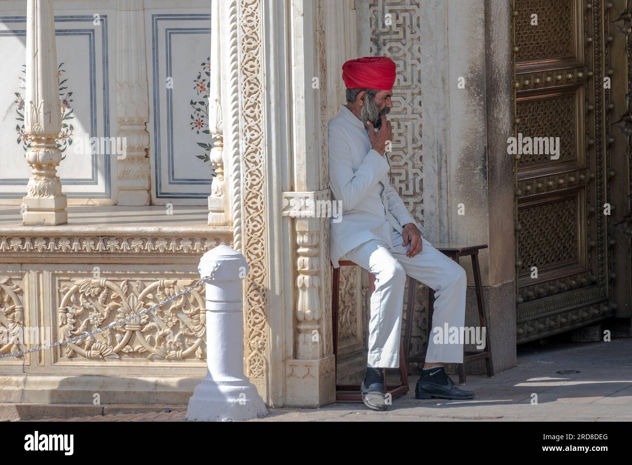 Jaipur, Indien -- Ein Telefoto einer uniformierten Wache in der Tür zu einem Museum im Stadtpalast. Stockfoto