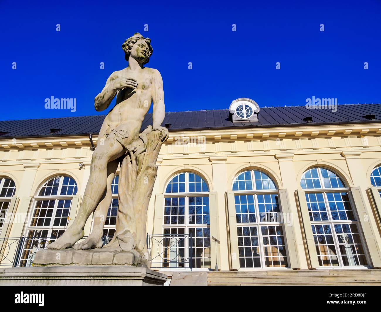 Apollo-Skulptur vor der Alten Orangerie, Lazienki-Park (königliche Bäder), Warschau, Masowisches Woiwodschaft, Polen, Europa Stockfoto