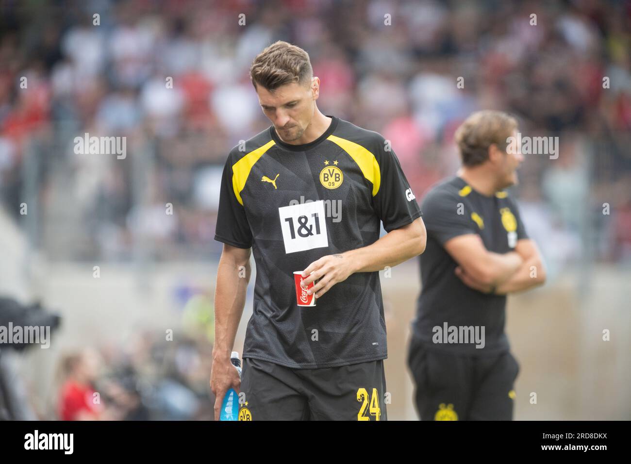 Oberhausen, Deutschland. 19. Juli 2023. Fußball: Bundesliga, Testspiele, Rot-Weiß Oberhausen - Borussia Dortmund im Stadion Niederrhein: Dortmunds Thomas Meunier an der Seitenlinie. Kredit: Bernd Thissen/dpa/Alamy Live News Stockfoto