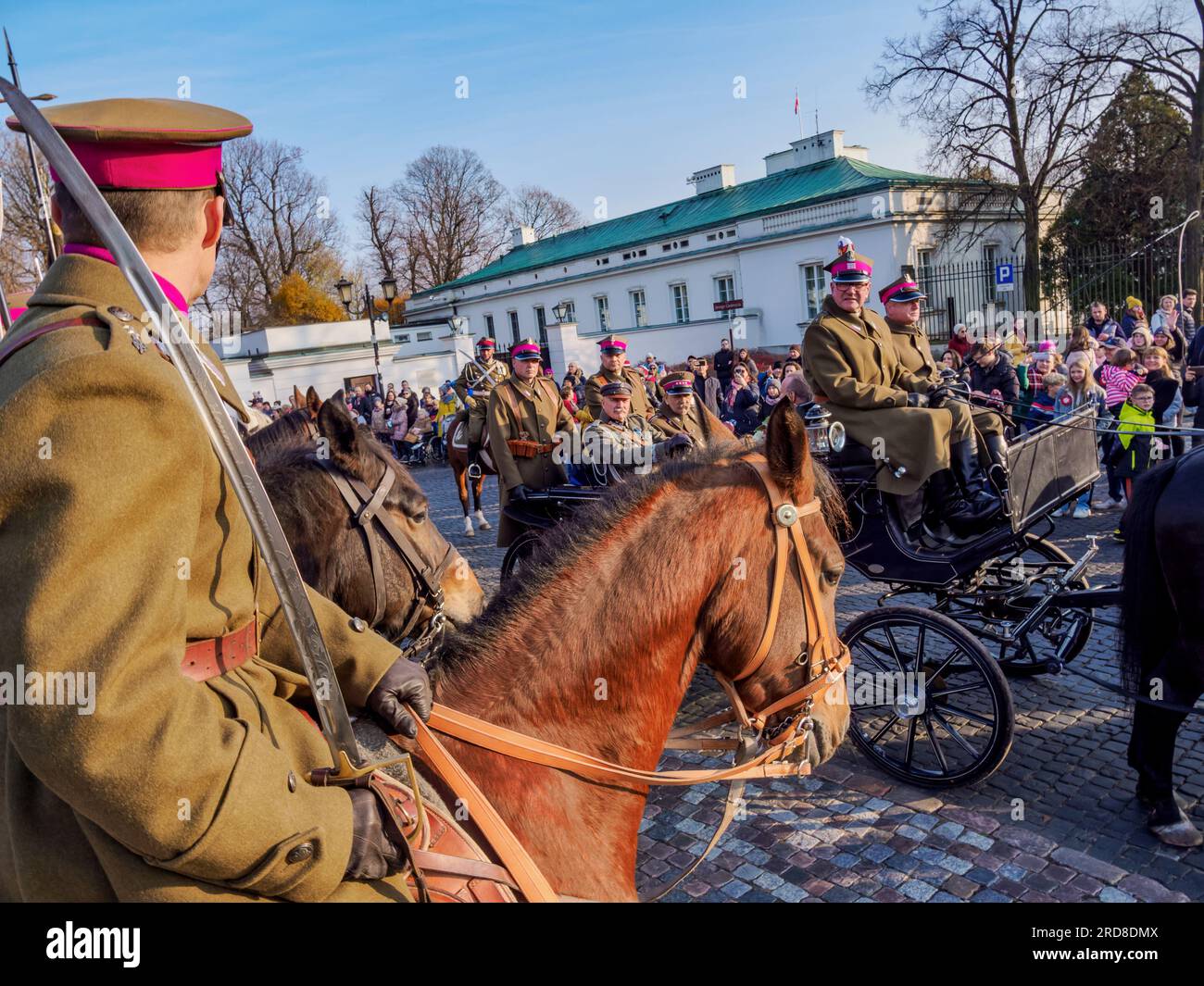 Schauspieler wie Jozef Pilsudski in einer Kutsche, National Independence Day Horse Parade, Lazienki Park (Royal Baths Park), Warschau, Masowisches Woiwodschaft, Polen Stockfoto