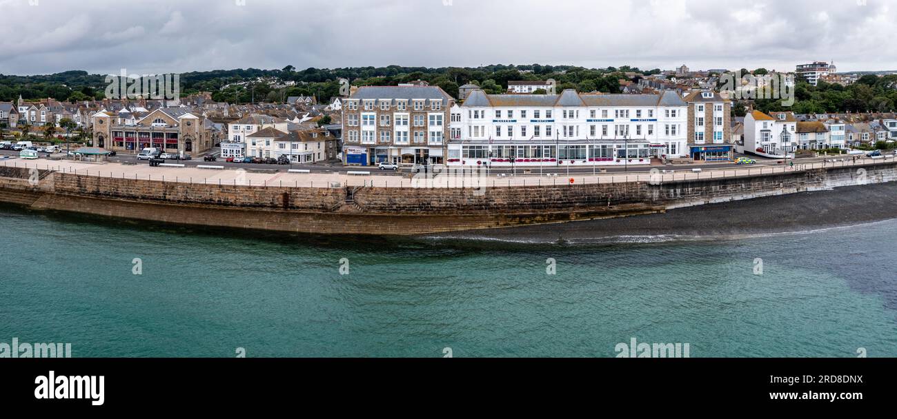 PENZANCE, CORNWALL, GROSSBRITANNIEN - 4. JULI 2023. Weitwinkellandschaft vom Ozean der Gebäude, Hotels und Touristenattraktionen auf der Western Promenade R. Stockfoto