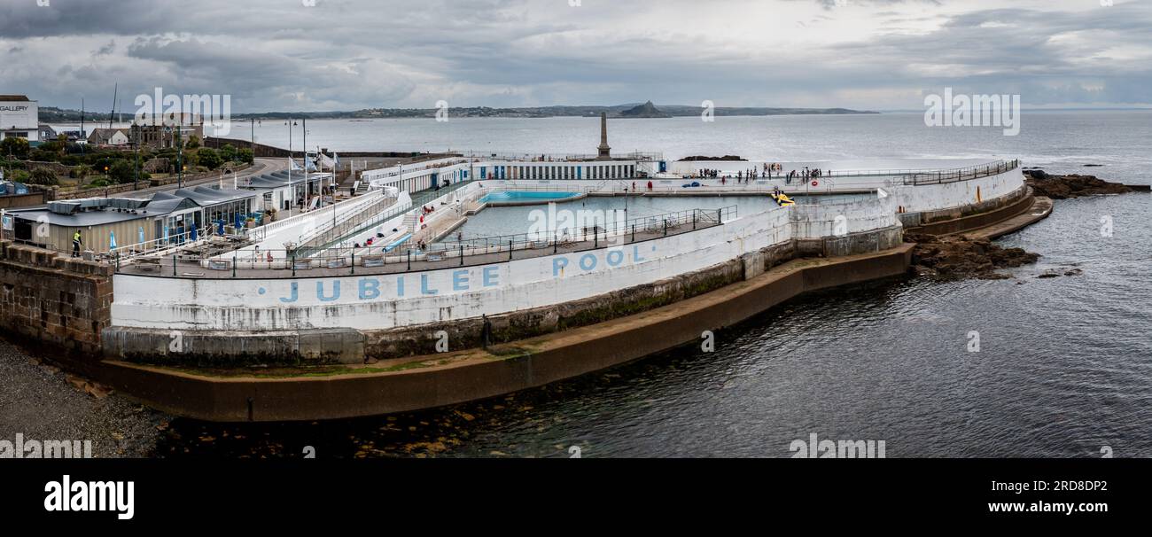 PENZANCE, CORNWALL, GROSSBRITANNIEN - 4. JULI 2023. Außenansicht des Jubilee Outdoor Swimmingpools in Penzance, Cornwall Stockfoto