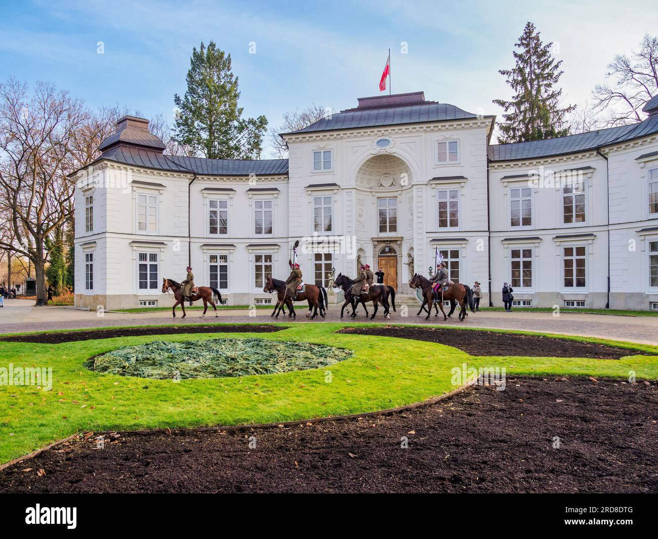 Pferdeparade am Nationalunabhängigkeitstag vor dem Myslewicki-Palast, dem Lazienki-Park (königliche Bäder), Warschau, dem Masowien-Woiwodschaft, Polen Stockfoto