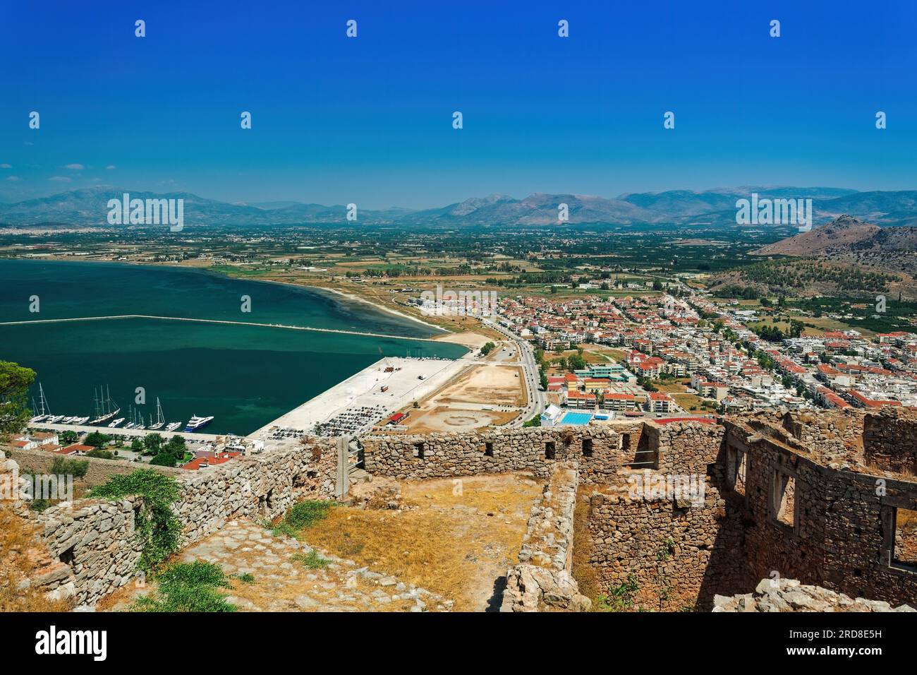 Panoramablick auf die historische Stadt, mit traditionellen flachen roten Ziegeldächern, Nafplion, Peloponnes, Griechenland, Europa Stockfoto