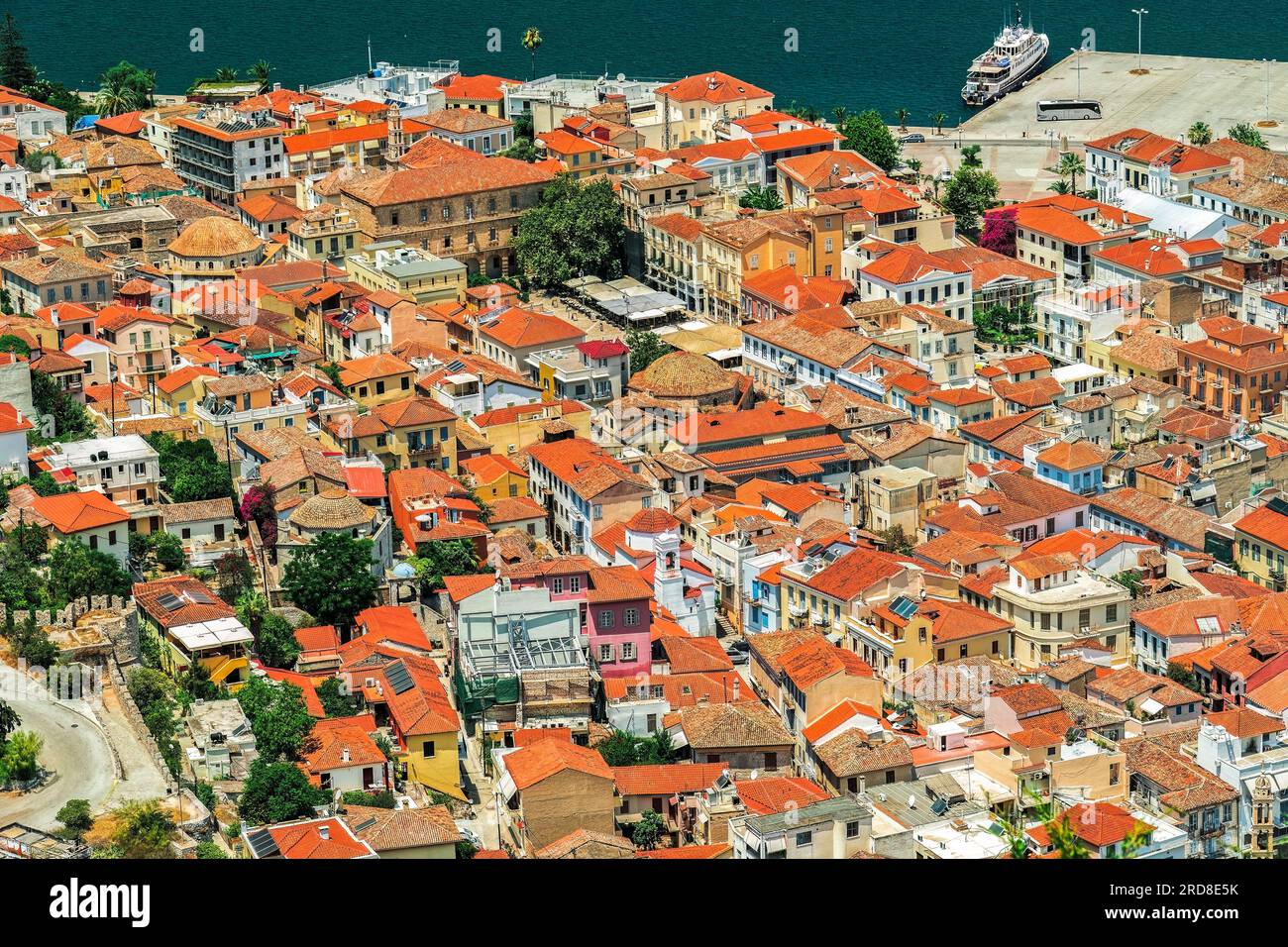 Panoramablick auf die historische Stadt, mit traditionellen flachen roten Ziegeldächern, Nafplion, Peloponnes, Griechenland, Europa Stockfoto