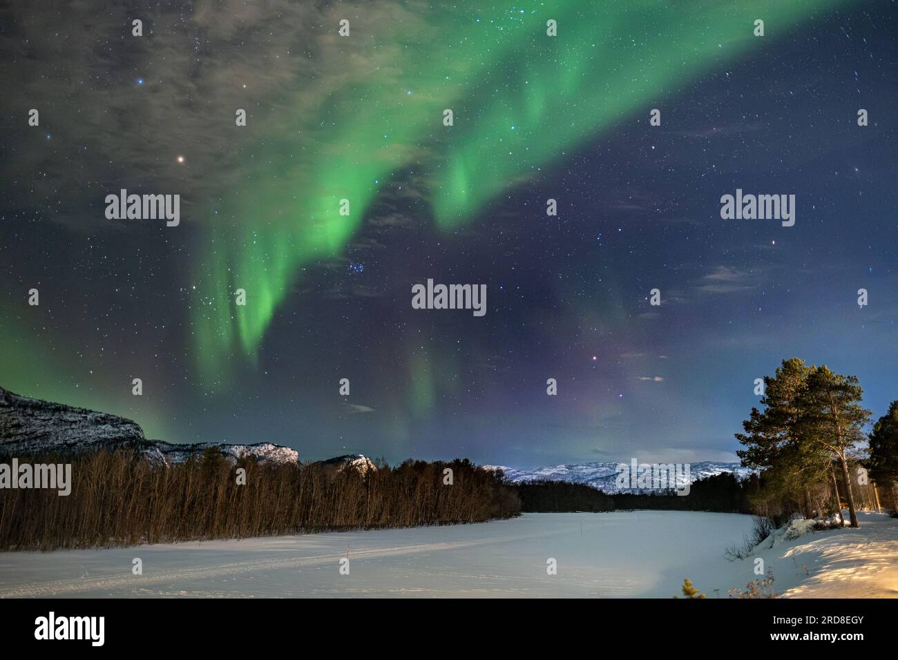 Aurora Borealis (Nordlichter) über dem Fluss Alta, in der Nähe von Alta, Polarkreis, Norwegen, Skandinavien, Europa Stockfoto