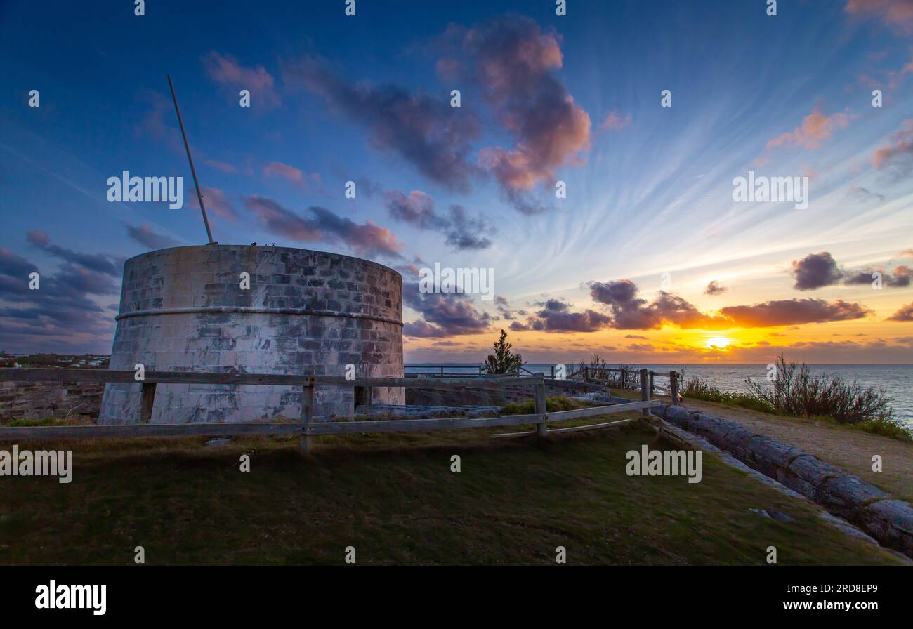 Martello Tower, mit bis zu 11 Fuß dicken Wänden und umgeben von Trockengraben, bei Ferry Reach Stockfoto