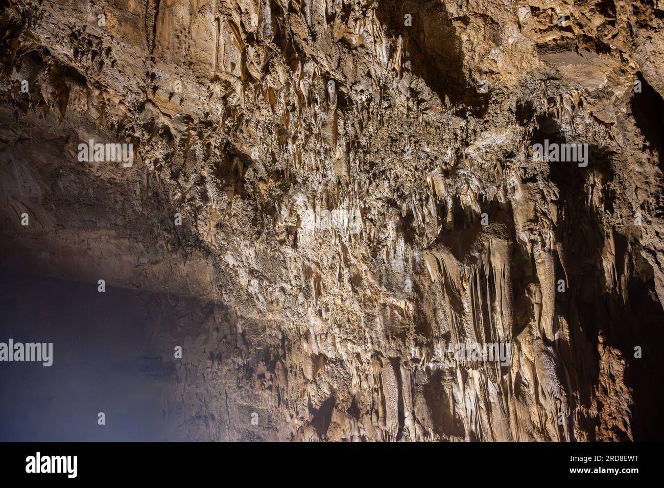 Die steifen Höhlen sind ein Komplex von Karsthöhlen in der Nähe von Stiffe, in der Gemeinde San Demetrio ne' Vestini, in Abruzzen, die im Sirent enthalten sind Stockfoto