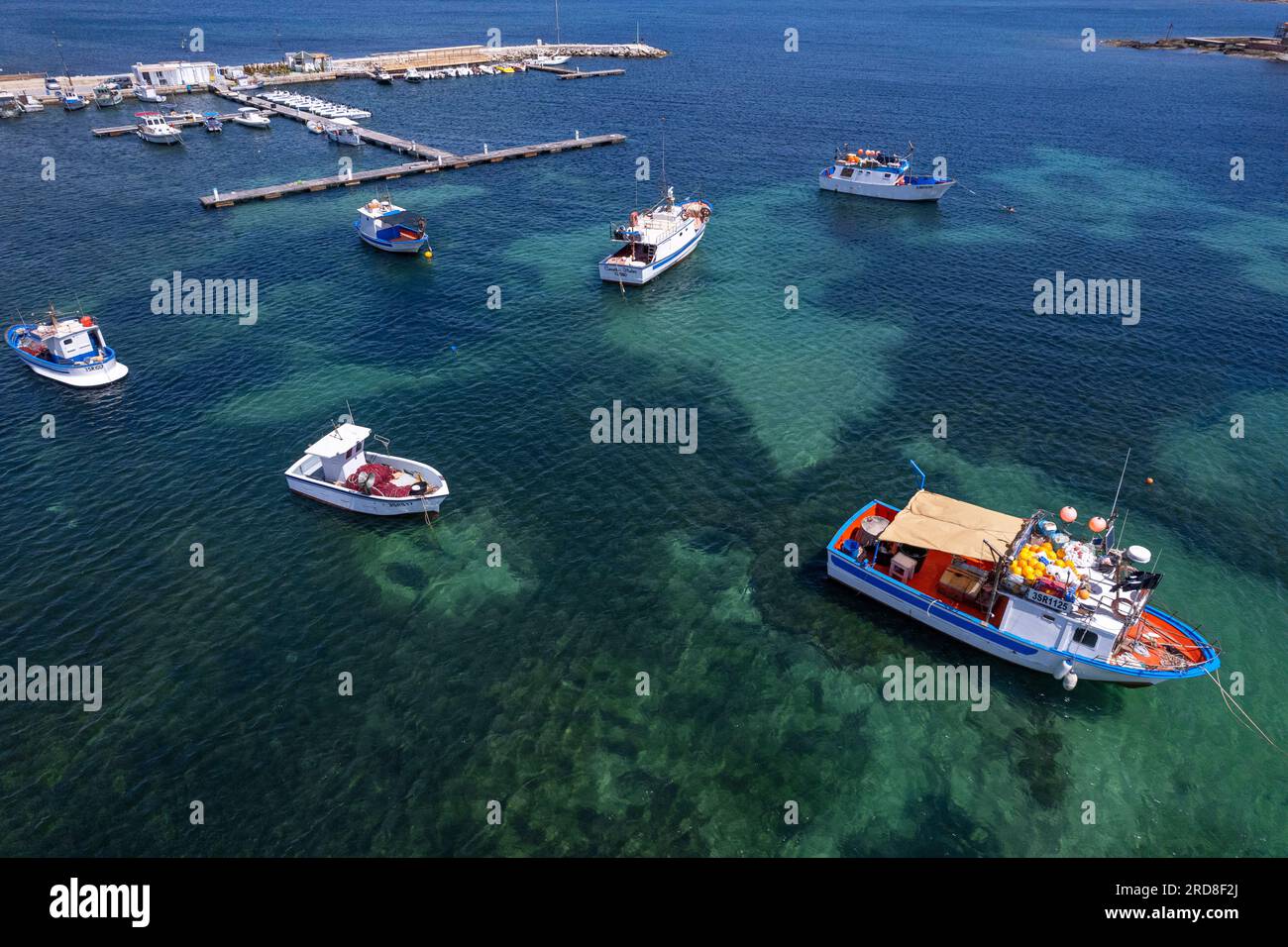 Weiße und blaue Fischereifahrzeuge im Wasser des Hafens Marzamemi, Gemeinde Pachino, Provinz Siracusa, Sizilien, Italien, Mittelmeerraum, Europa Stockfoto
