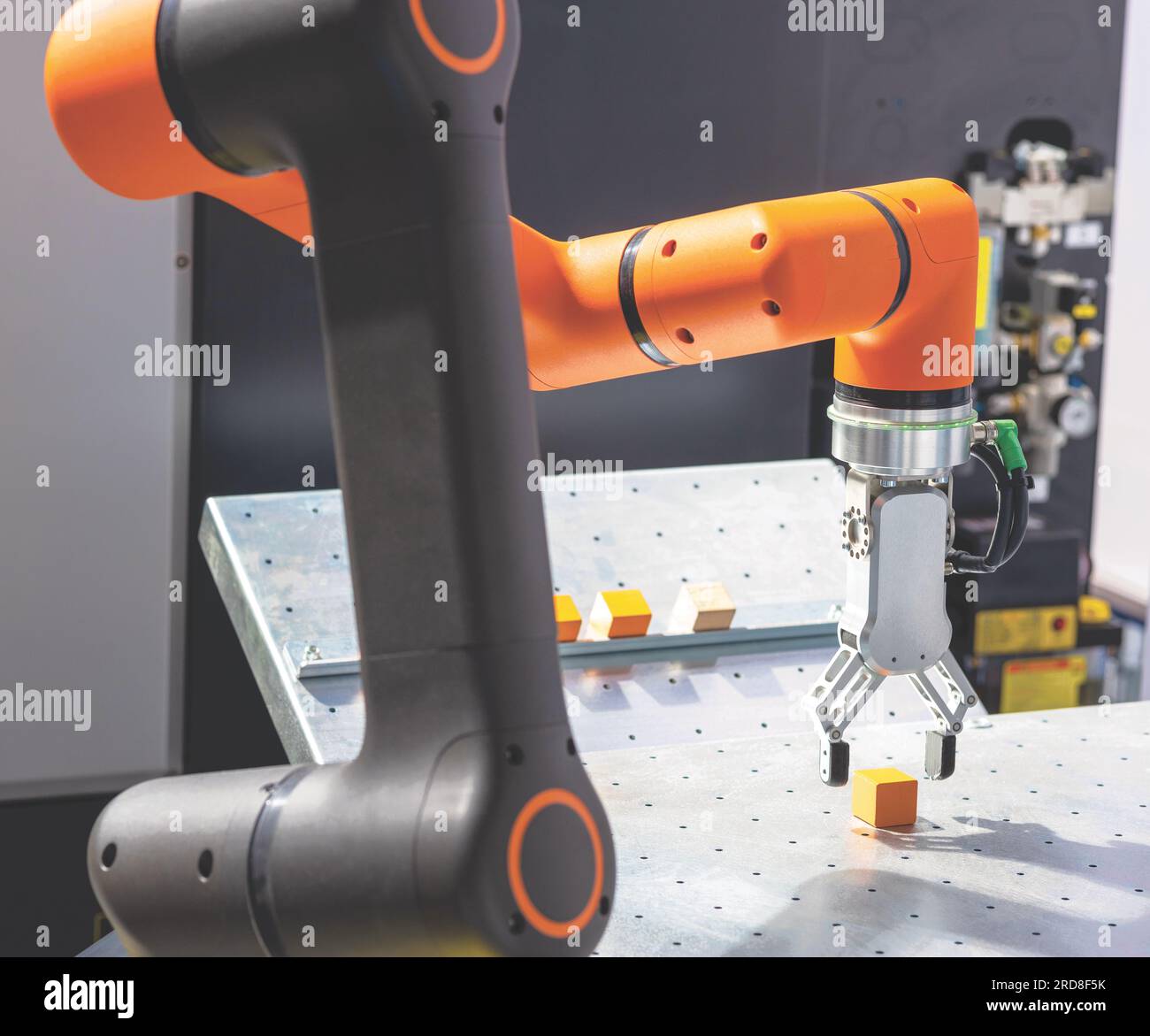 Roboter- oder Roboterarm für industrielles Bestücken, Einsetzen, Qualitätsprüfungen oder Maschinenpflege Stockfoto
